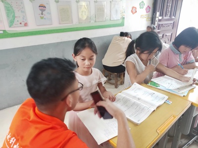 华北水利水电大学一旅阳光教育关爱服务团:情系山村孩子,共筑青春之梦