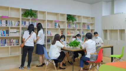 火炬区率先成立政协工作站与职工服务中心，助力教育服务升级